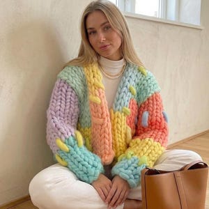 Può includere: Un cartello in legno rustico con la scritta "Welcome to our home" in lettere bianche. Il cartello presenta una finitura invecchiata, ideale per la decorazione della porta d'ingresso.