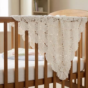 Puede incluir: Un letrero de madera rústica con el texto "Welcome to our home" en letras blancas. El letrero presenta un acabado envejecido y un diseño sencillo y acogedor, ideal para un porche o entrada.