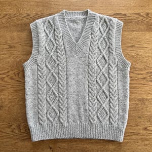 Patrón de chaleco de punto trenzado, jersey sin cierre con cuello en V, diseño de espalda en forma de diamante (descarga en PDF)