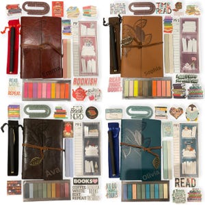 Puede incluir: Una colección de artículos de papelería, que incluye diarios, bolígrafos, notas adhesivas y marcadores. Los diarios son marrones, tostados y verde azulado, con diseños de hojas y nombres. Los bolígrafos son negros y las notas adhesivas vienen en varios colores.