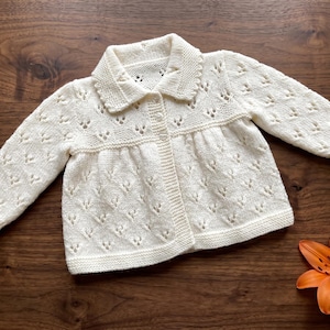 Baby Matinee Mantel Strickmuster PDF, Spitzen-Cardigan mit Picot-Kragen, 4-fädiges fingering Garn, 45.5 cm Brustumfang