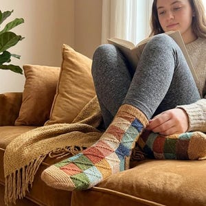 Pode incluir: Um conjunto de tr&ecirc;s canecas de cer&acirc;mica com acabamento salpicado e fosco. As canecas s&atilde;o em tons de creme, cinza claro e cinza escuro. Cada caneca tem um design simples e minimalista, perfeito para caf&eacute; ou ch&aacute;.