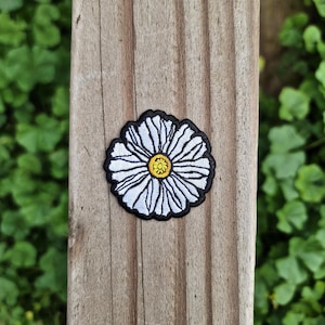 el parche bordado de amapola matilijia