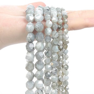 Rehaussez vos créations avec notre fil de pierre de carte grise composé de perles de pierre naturelle à facettes. Disponible en tailles 6 mm, 8 mm et 10 mm.