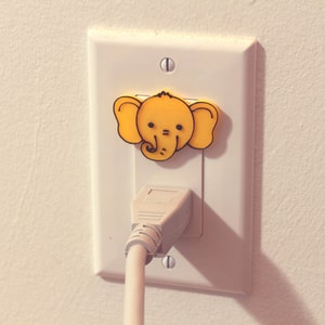 Schattige Animal Elephant Power Outlet Safety Cover voor Canada / VS / Japan / Mexico Geel