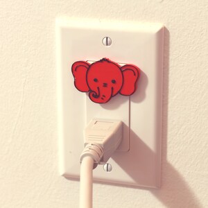 Schattige Animal Elephant Power Outlet Safety Cover voor Canada / VS / Japan / Mexico Rood