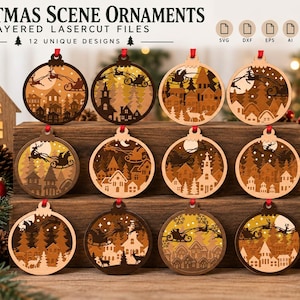Può includere: Dodici ornamenti circolari per scene natalizie con design a strati tagliati al laser che raffigurano Babbo Natale, renne, villaggi innevati e alberi di pino. Ogni ornamento ha un nastro rosso. Il testo recita Christmas Scene Ornaments.