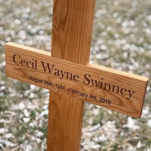Personalized Wooden Memorial Cross with Stake – Custom Grave Marker for Loved Ones – Outdoor Engraved Cherry or Pine Cross