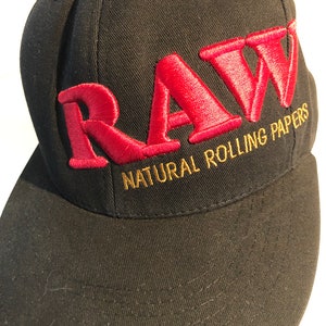 Cappello da baseball nero e rosso con cartine naturali RAW