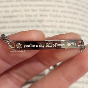 Graverad armbandsdesign med CP-inspirerad stjärnhimmel, perfekt present till vänner och familj, smycken med musikartisttema, graverad text på två sidor