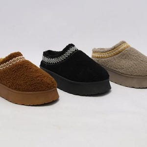 Puede incluir: Tres pares de zapatillas sin cordones en marrón, negro y beige. Cada zapato tiene una suela de plataforma y una parte superior difusa. Los zapatos marrones y negros tienen un ribete decorativo.