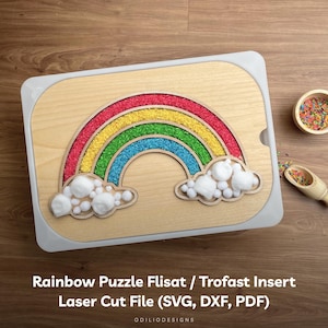 Puede incluir: Un inserto de puzzle de arcoíris de madera para una unidad de almacenamiento de juguetes Flisat o Trofast. El arcoíris está lleno de arroz de colores y tiene nubes de algodón blanco. El inserto está diseñado para ser cortado con láser de madera.