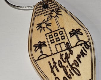 Llavero de hotel motel, cultura pop, televisión, películas, canciones. Madera maciza grabada.