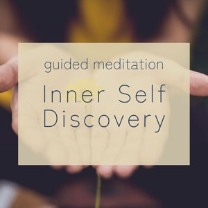 Puede incluir: Unas manos abiertas sostienen una pequeña flor amarilla. El texto "guided meditation Inner Self Discovery" se muestra en un rectángulo marrón claro.