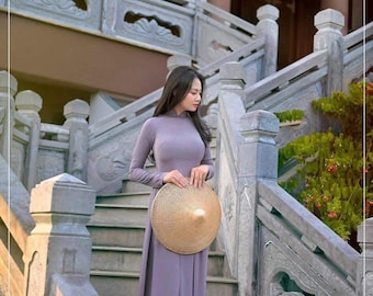 Vestido tradicional vietnamita ao dai de seda morada con capas dobles y pantalones incluidos