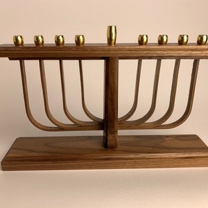 Menorá de Hanukkah de nogal hecha a mano