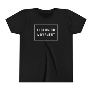 Kinderen, zwart T-shirt &#39;Inclusion Movement&#39;, diversiteit, neurodiversiteit, autisme