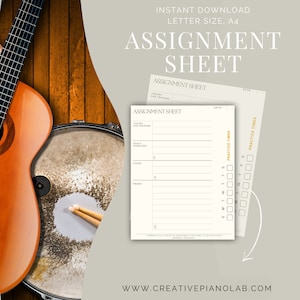 以下が含まれることがあります： 「ASSIGNMENT SHEET」の文字が入った課題シートが、ギターとドラムとともに表示されています。シートには、理論、音階練習、エチュード、曲のセクションがあり、練習時間のセクションもあります。ウェブサイトのアドレスはwww.creativepianolab.comです。