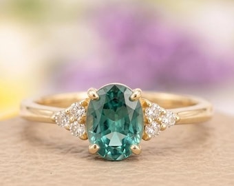 Anillo vintage de zafiro azul verdoso de talla ovalada, anillo de compromiso minimalista de oro macizo, anillo de boda con gema verde y diamante redondo incoloro lateral.