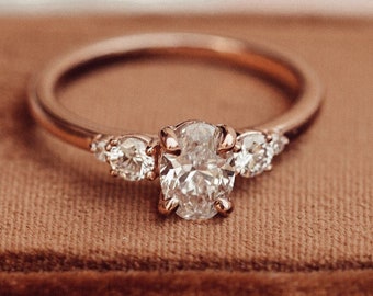 Anello di fidanzamento con diamante Moissanite a taglio ovale, fede nuziale unica, anello nuziale a grappolo, anello di promessa a cinque pietre, anello anniversario per le donne