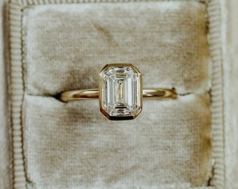 Anillo solitario de moissanita de corte esmeralda de 2,5 quilates, anillo de compromiso de oro amarillo de 14 quilates, engaste de bisel, anillo llamativo, regalo para ella, anillo de bodas