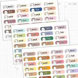 Può includere: Fogli di adesivi per planner con etichette dei giorni della settimana. Ogni etichetta presenta una faccina sorridente e il nome del giorno in vari colori, come blu, rosa e verde. Gli adesivi sono progettati per un'agenda o un diario.