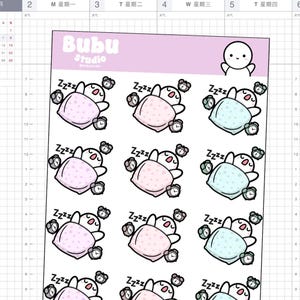 Könnte beinhalten: Bogen mit Planer-Aufklebern mit schlafenden Cartoon-Figuren unter Decken, mit Weckern. Die Aufkleber sind in Rosa, Blau und Weiß gehalten, mit dem Wort "Zzzz". Das Bubu Studio-Logo befindet sich oben.