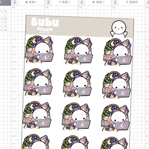 Könnte beinhalten: Ein Stickerbogen mit zwölf identischen Illustrationen einer weißen Figur, die nachts an einem Laptop arbeitet. Jede Szene enthält ein Fenster mit Mondsichel, eine violette Schreibtischlampe, Bücherstapel mit der Aufschrift 'IDEAS' und 'PLANS' sowie eine schlafende Katze.