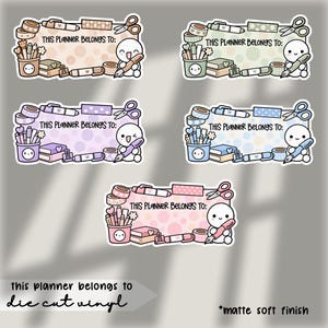 Könnte beinhalten: Fünf rechteckige, gestanzte Vinyl-Aufkleber mit dem Text THIS PLANNER BELONGS TO. Jeder Aufkleber zeigt eine Zeichentrickfigur sowie Schreibwaren wie Stifte, Scheren und Washi-Tape in den Farben Beige, Grün, Violett, Blau und Rosa.