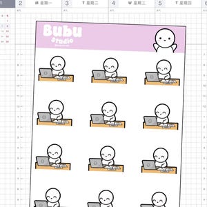 Könnte beinhalten: Neun Aufkleber mit einer Comicfigur, die an einem Schreibtisch mit einem Laptop sitzt. Die Figur hat einen einfachen weißen Körper mit schwarzen Augen und einem kleinen Mund. Die Figur trägt ein graues Hemd und hat einen hellgrauen Laptop auf einem braunen Schreibtisch. Die Aufkleber befinden sich auf einem weißen Hintergrund mit einem Gittermuster.