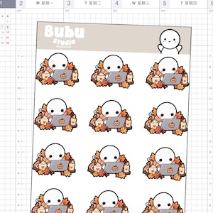 Könnte beinhalten: Ein Aufkleberbogen mit zwölf identischen Illustrationen einer runden weißen Figur mit Schal, die an einem Laptop mit Kürbis-Symbol arbeitet, umgeben von Herbstblättern, einer Tasse und einer Kerze. Die Überschrift lautet Bubu Studio.