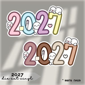 Puede incluir: Dos pegatinas de vinilo troqueladas que muestran el año 2027 en fuentes de burbuja grandes y coloridas. La pegatina superior utiliza tonos pastel rosa, azul, morado y amarillo, mientras que la inferior utiliza tonos marrones.