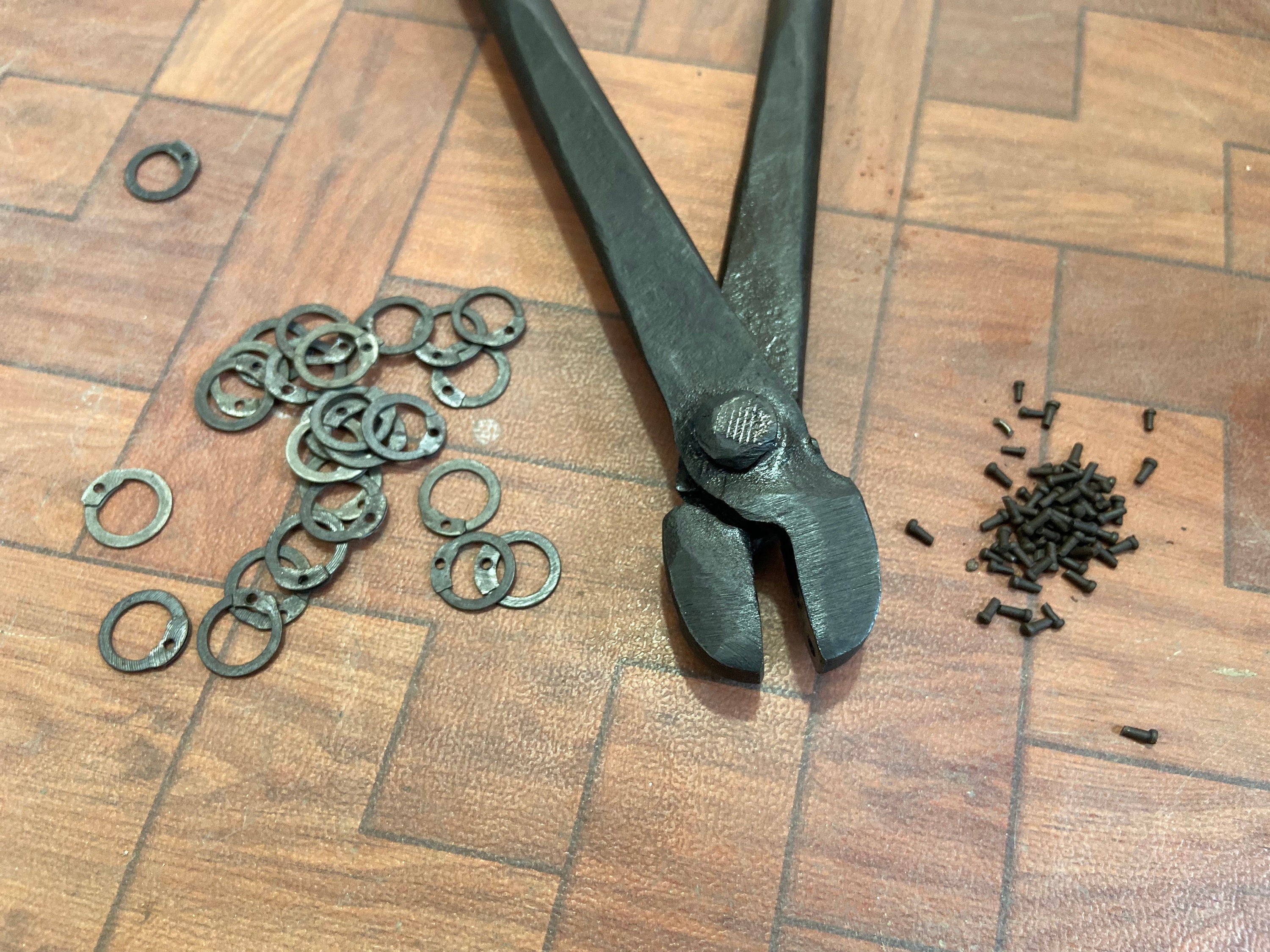 Outils (pince) pour pose des rivets à mater de baguettes de plancher et  rivets de monogramme de tablier