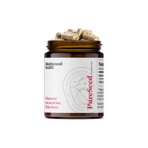 Può includere: Un barattolo di vetro marrone pieno di capsule beige, etichettato "PureSeed" e "blushwood health." Il barattolo ha un'etichetta bianca con il testo "Whenever you need me, I'll be there." Si tratta di un integratore alimentare.