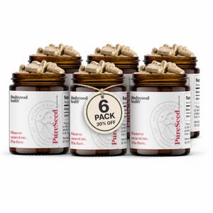 Pode incluir: Seis frascos de vidro âmbar cheios de cápsulas bege, cada um coberto com mais cápsulas. Os frascos têm rótulos brancos com texto, incluindo "PureSeed" e "blushwood health". Uma etiqueta diz "6 PACK 20% OFF".
