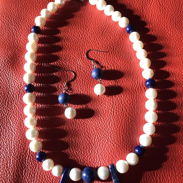 Parure collier et boucles d'oreille perles d'eau douce et lapis lazuli