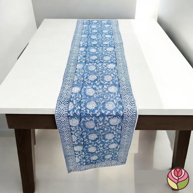 Chemin de table floral bleu poudré, coton imprimé à la main, décor indien