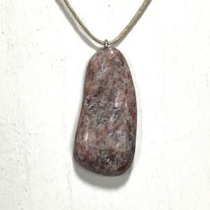 Handgemachte Naturstein-Halskette - rosa, weißer und schwarzer Granit