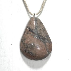 Handgefertigte Naturstein Halskette - Hübsche Rosa und Schwarz Teardrop