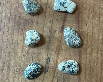 Handgemachte kleine Naturstein-Magnete-Set mit 6 braunen, schwarzen und weißen Steinen