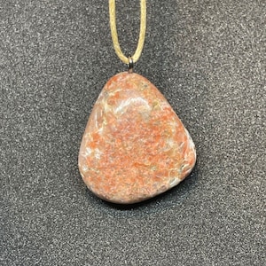 Handgefertigte primitive natürliche Unisex Lange Steinhalskette - hübscher rosa Granit