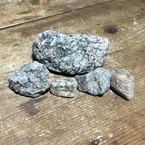 Rocas naturales para decoración: granito grueso rosa y negro con cuarzo rugoso brillante