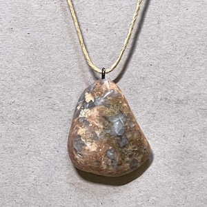 Handgefertigte natürliche lange Steinhalskette - rosa und grauer Granitstein