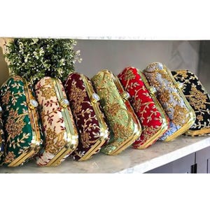 Pochette de fête de créateur en gros, pochette moderne ultra fine avec pompon, pochette pour femme Boho avec plusieurs emplacements pour argent, cartes, smartphone