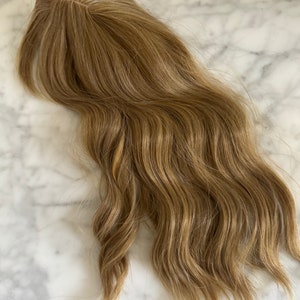 ティルスタイルのアッシュブラウンのヘアトッパー、バタフライバング、ルーズボディウェーブ/ウォーターウェーブのアッシュブロンド