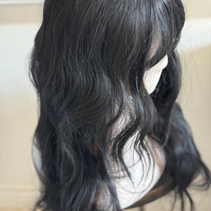 ティルスタイル ロング ブラック ウェーブ 女性用 26 インチ ミドルパート カーリー ウェーブ ウィッグ 合成プレミアムファイバー 本物の髪のような 耐熱性