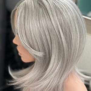 ティルスタイルのシルバーホワイトアッシュブラウンミックスヘアトッパー（女性用）/前髪/ホリデーヘアスタイル