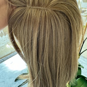 アッシュブラウンミックスアッシュブロンドのヘアトッパー、蝶のバング付き、アッシュブラウン18インチの薄毛クラウン、レースベース