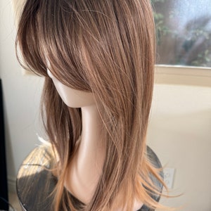 ティルスタイル ハイライト入りブラウンヘアトッパー、前髪あり