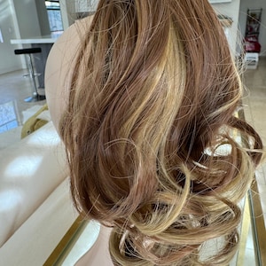 Tillstyle jasnobrązowy z ombre clip in kucyk przedłużany falowany 12-calowy clip in kucyk syntetyczny włókno premium